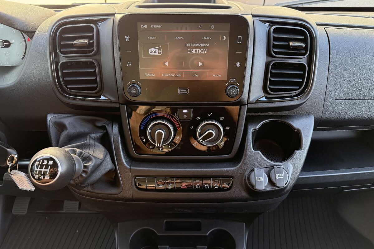 08_Citroen_Jumper_Cockpit_Radio