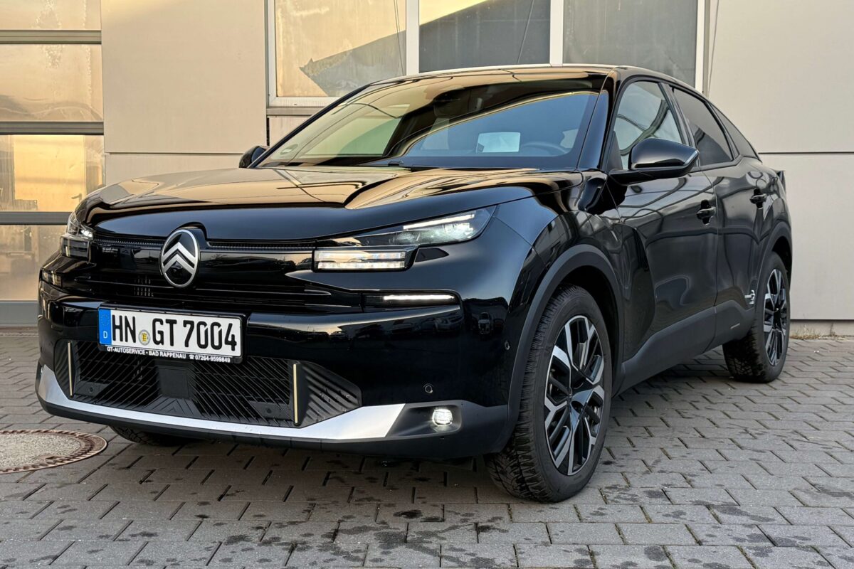 01_Citroen_C4__schwarz_vorne