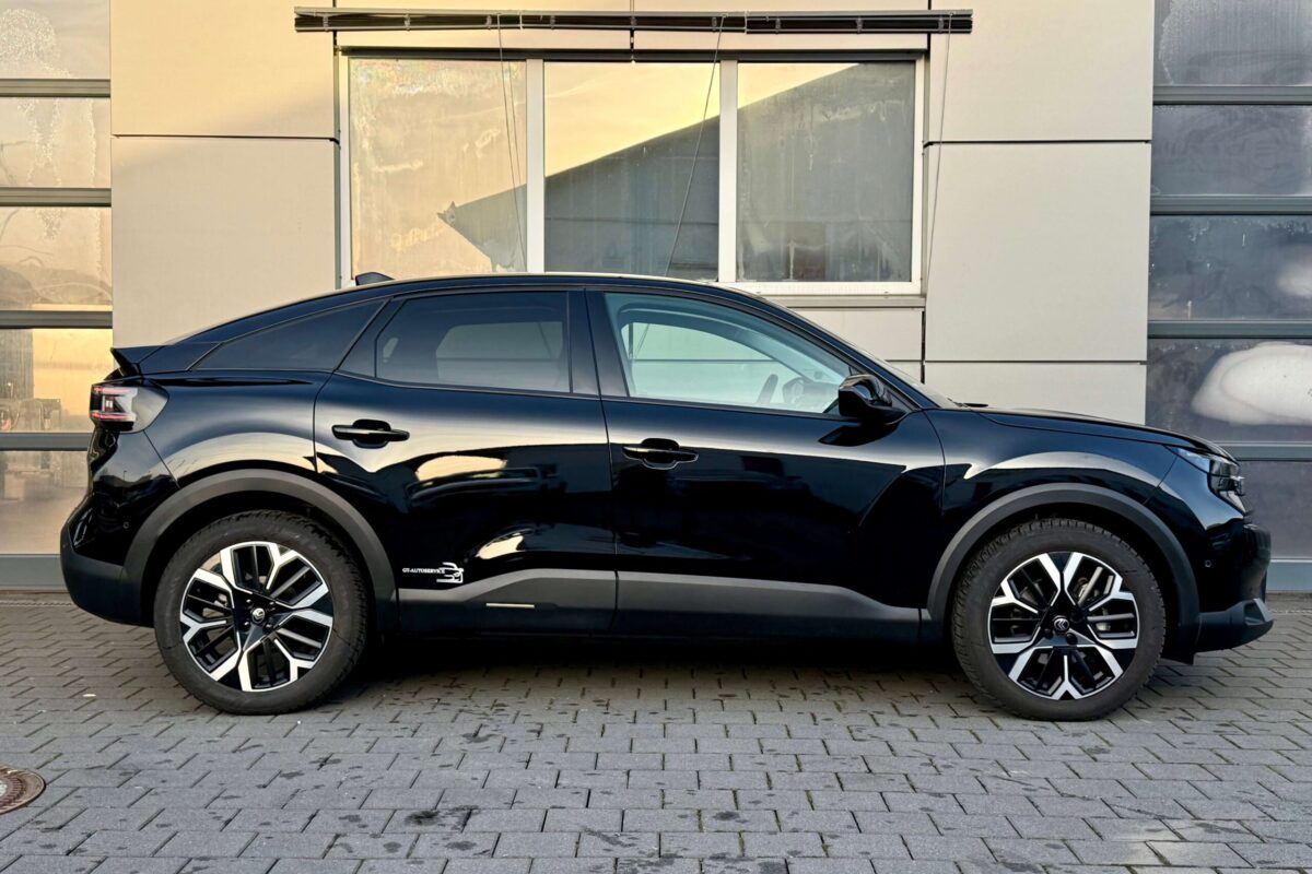 03_Citroen_C4__schwarz_seite-r