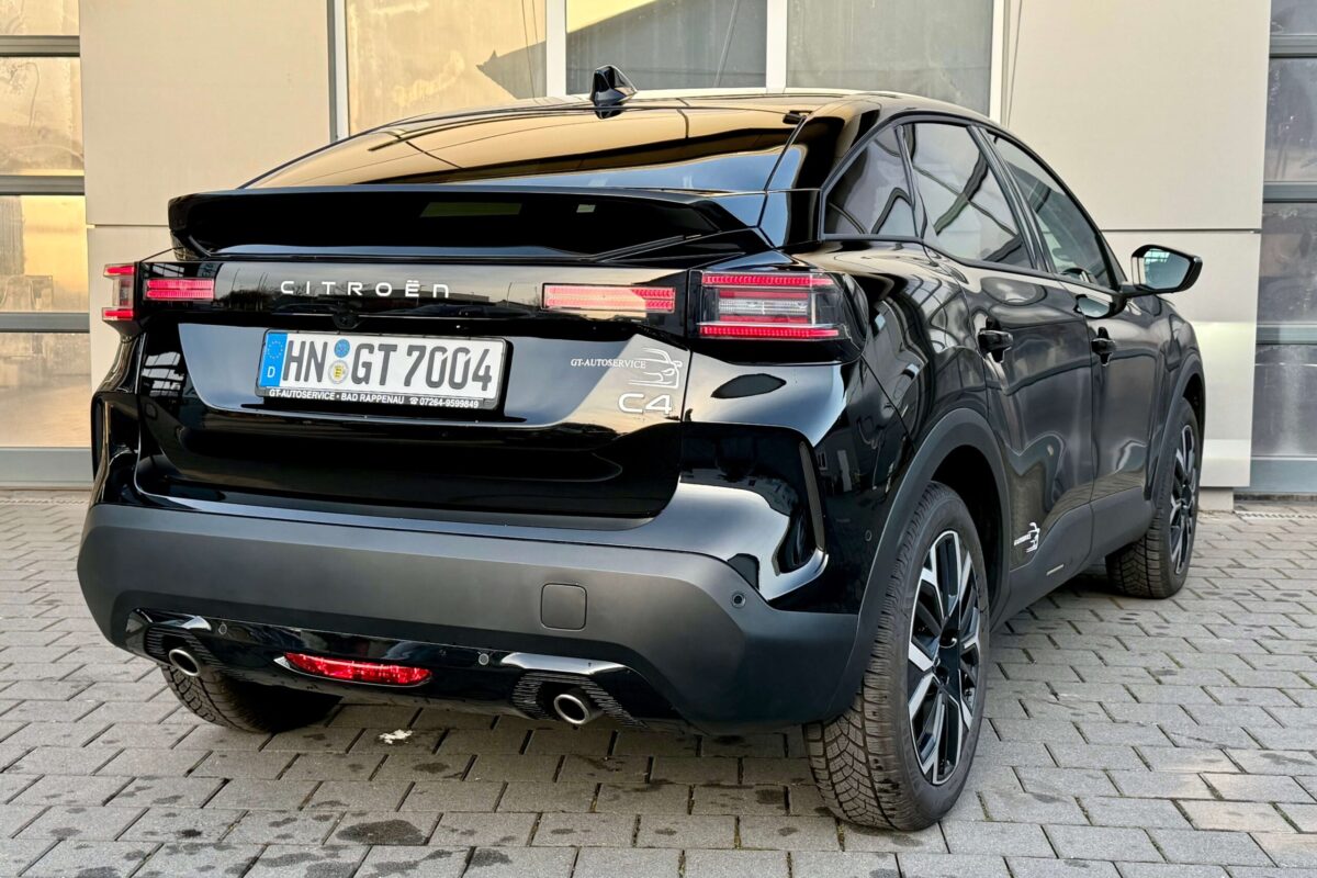 04_Citroen_C4__schwarz_hinten