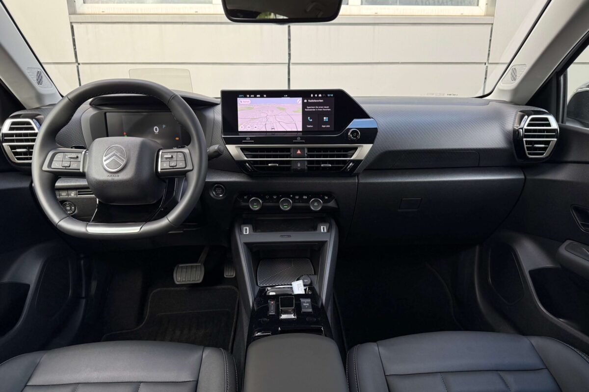 05_Citroen_C4__schwarz_Cockpit